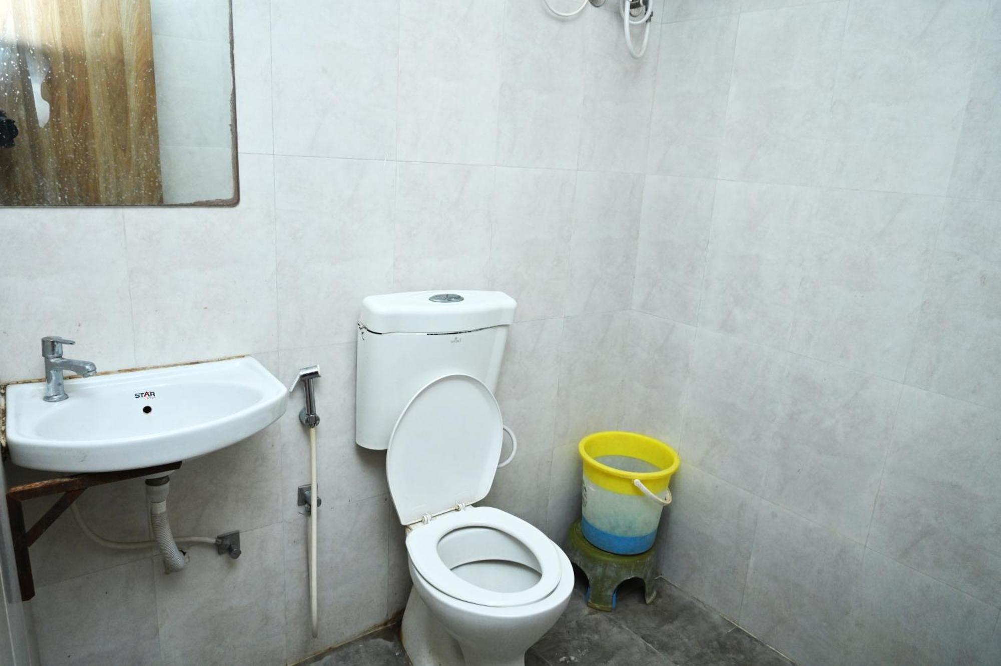 Hotel Blue Leaf Rajkot Esterno foto