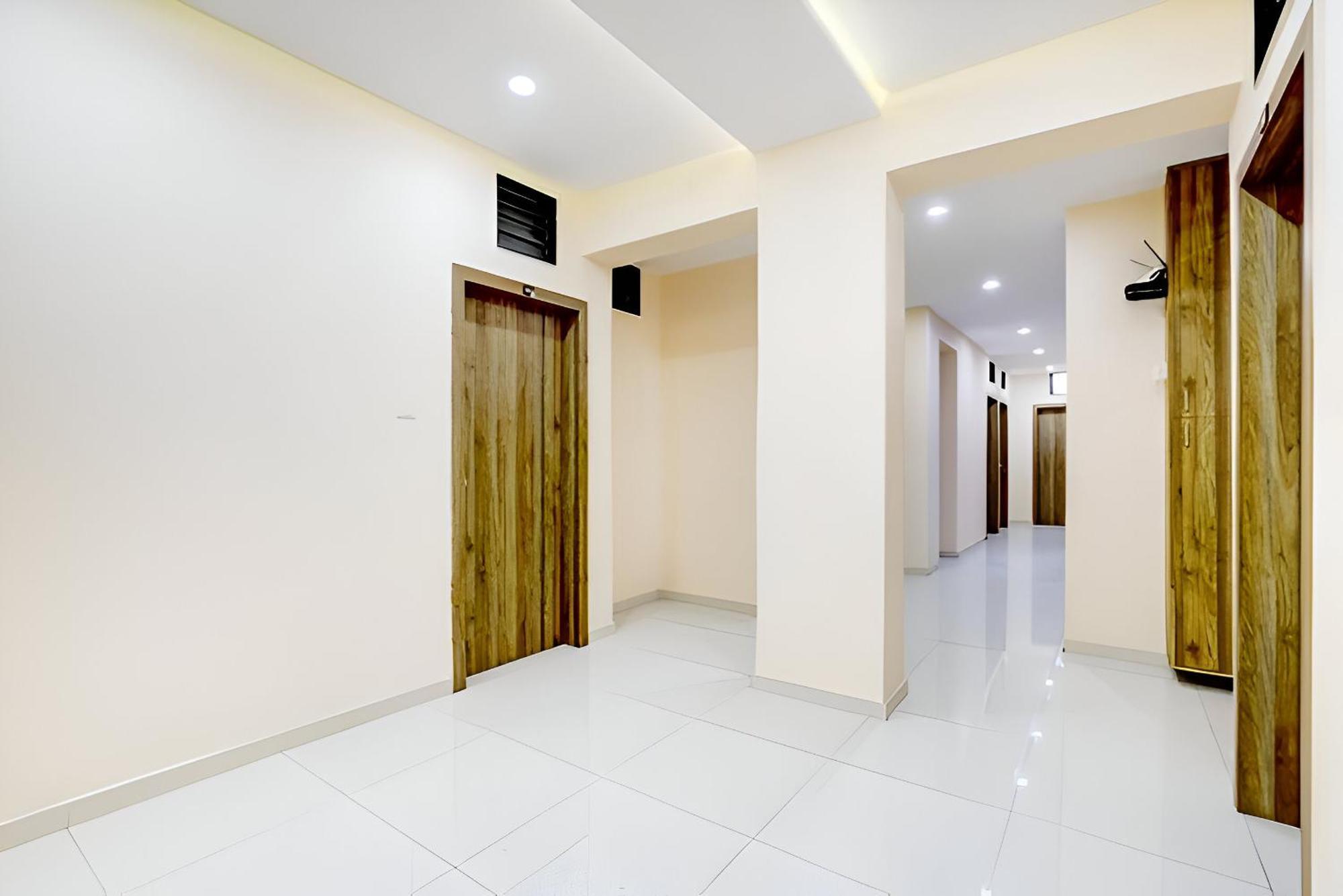 Hotel Blue Leaf Rajkot Esterno foto