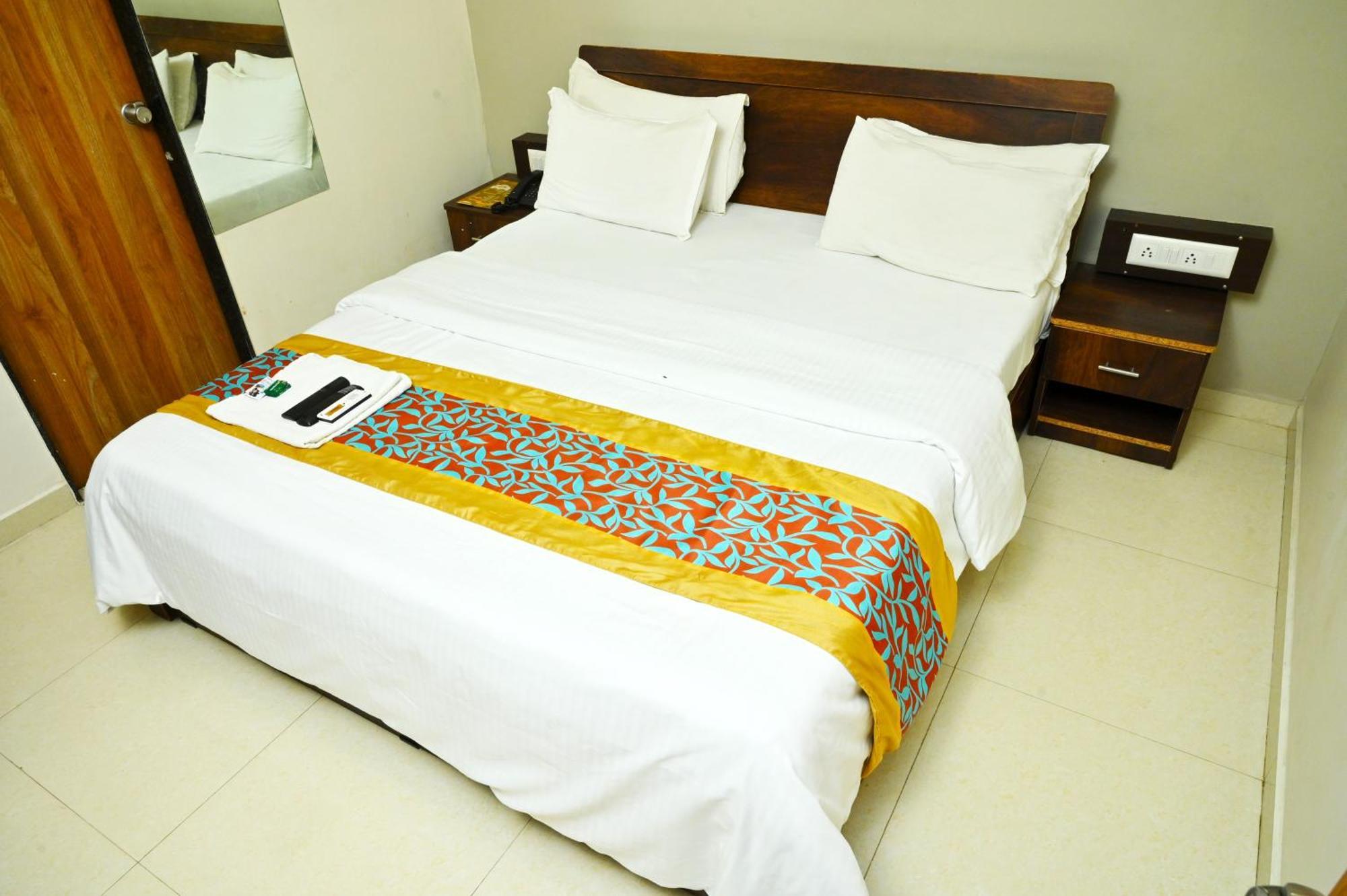 Hotel Blue Leaf Rajkot Esterno foto