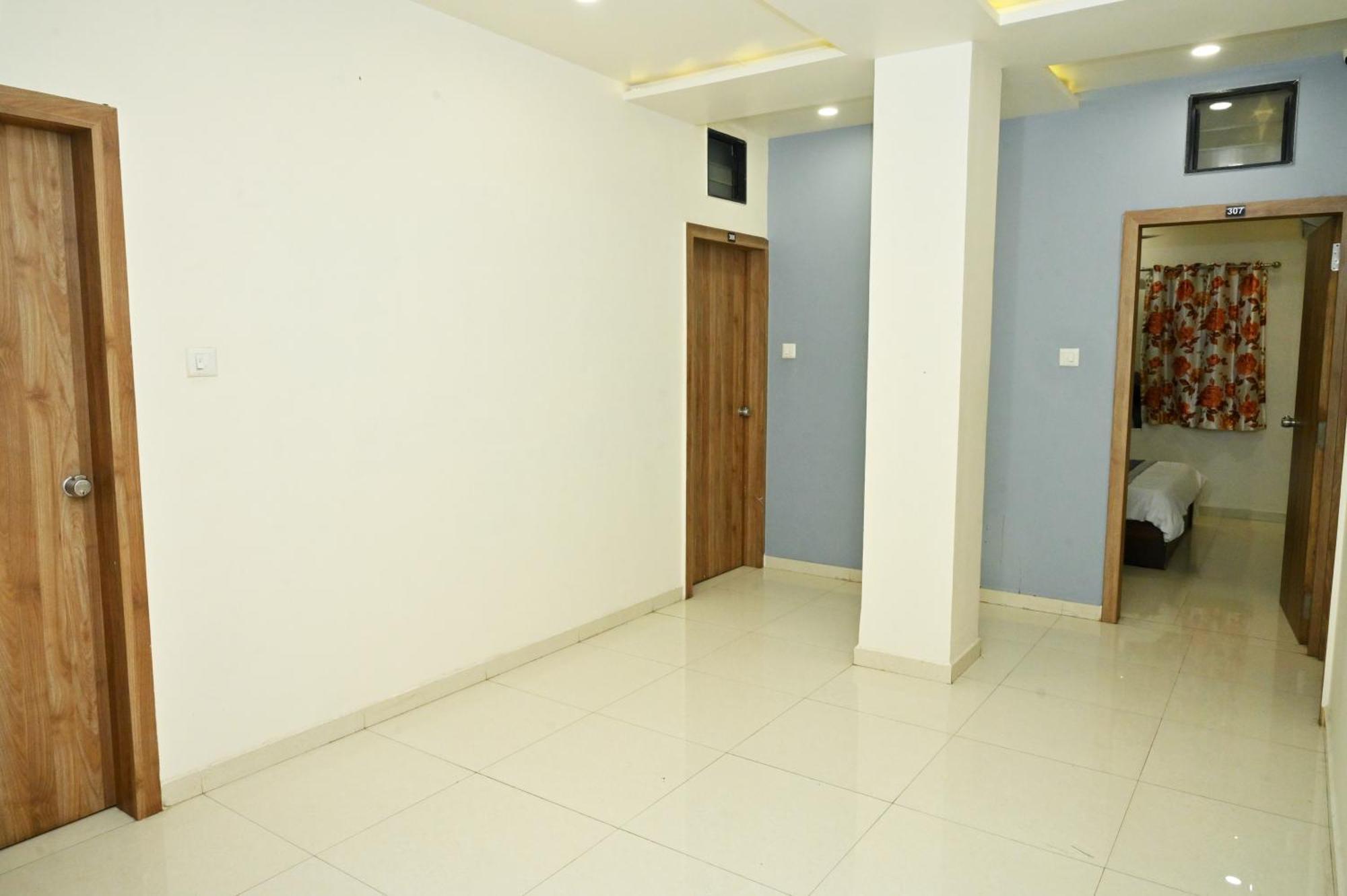 Hotel Blue Leaf Rajkot Esterno foto