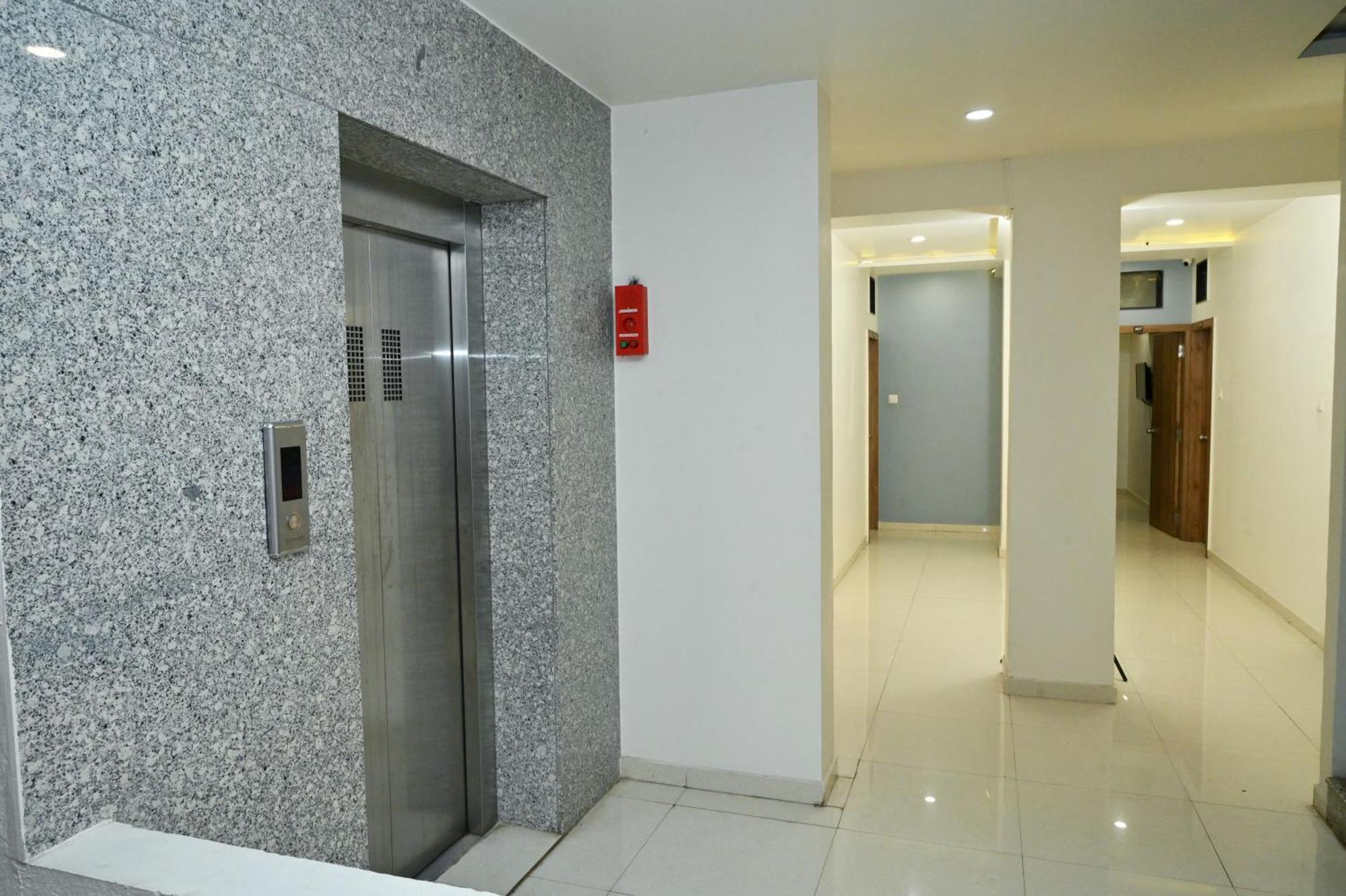 Hotel Blue Leaf Rajkot Esterno foto