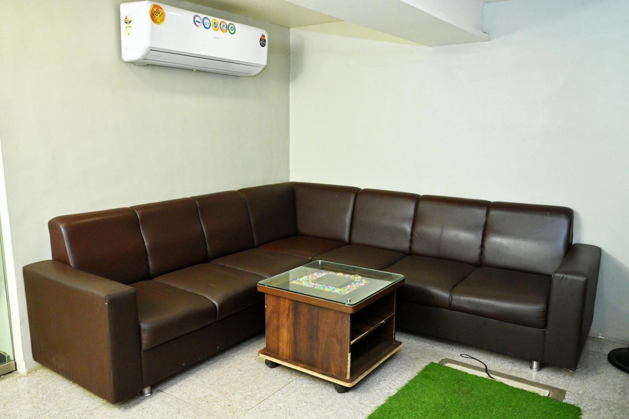 Hotel Blue Leaf Rajkot Esterno foto