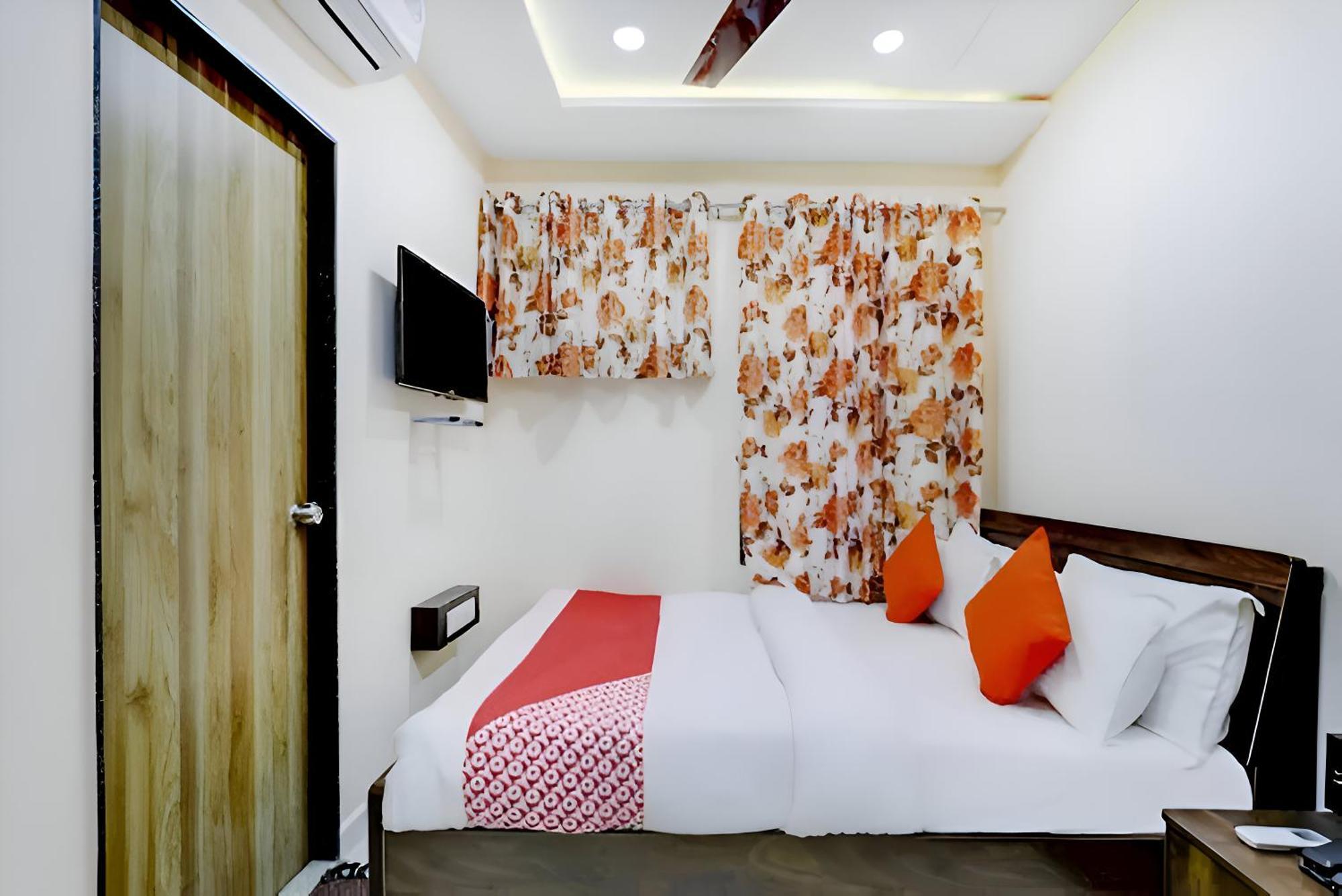 Hotel Blue Leaf Rajkot Esterno foto