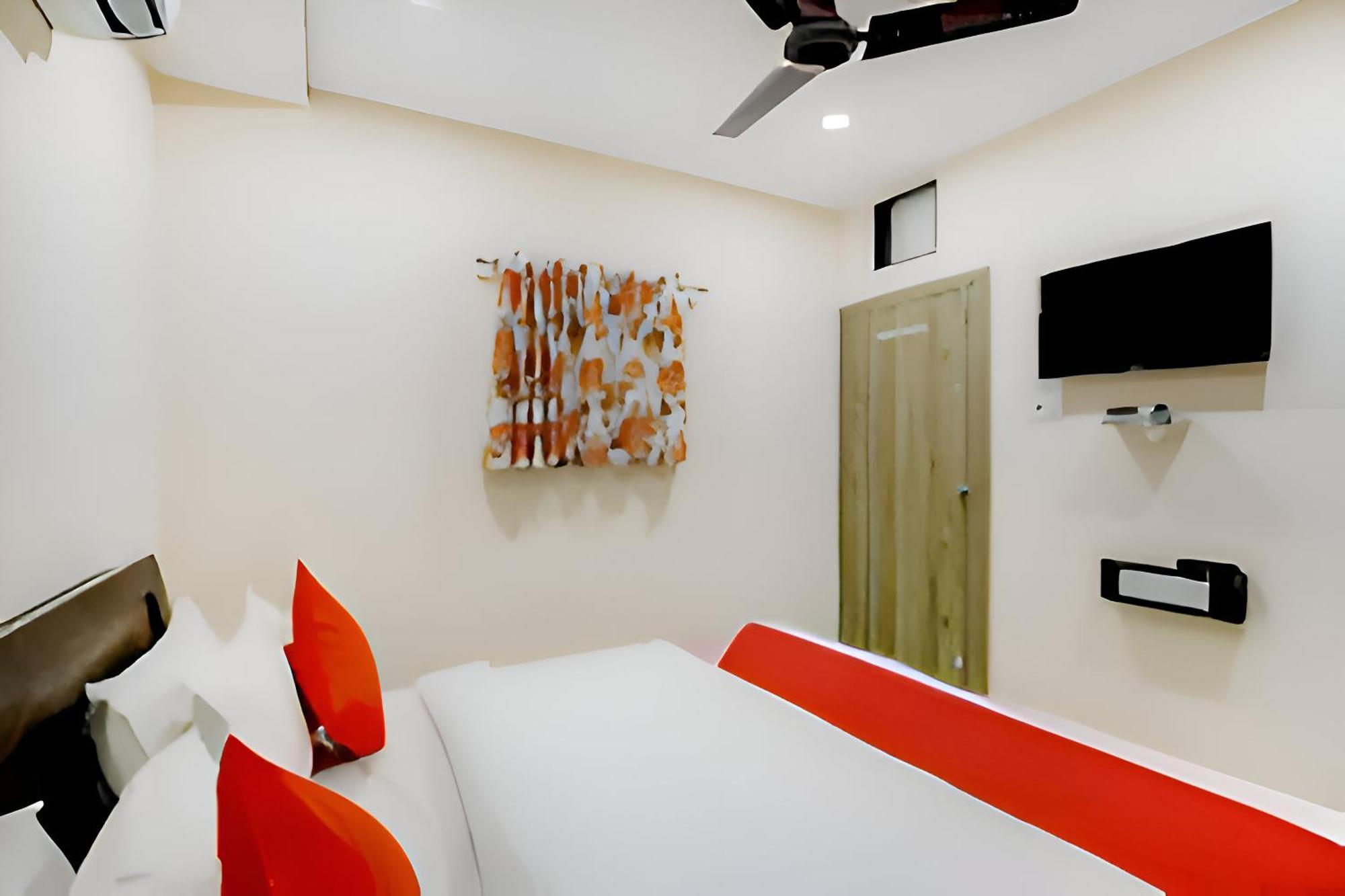 Hotel Blue Leaf Rajkot Esterno foto