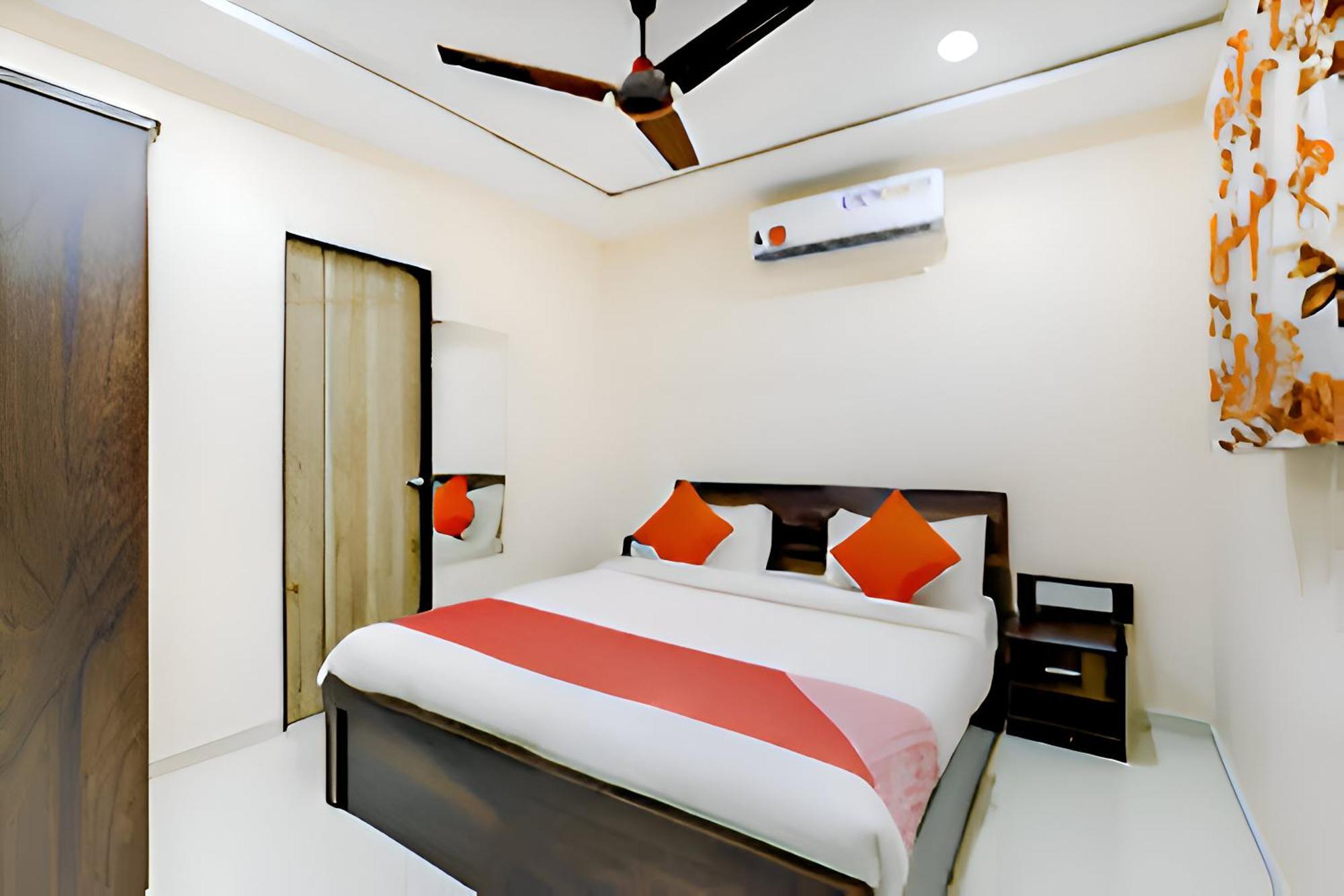 Hotel Blue Leaf Rajkot Esterno foto