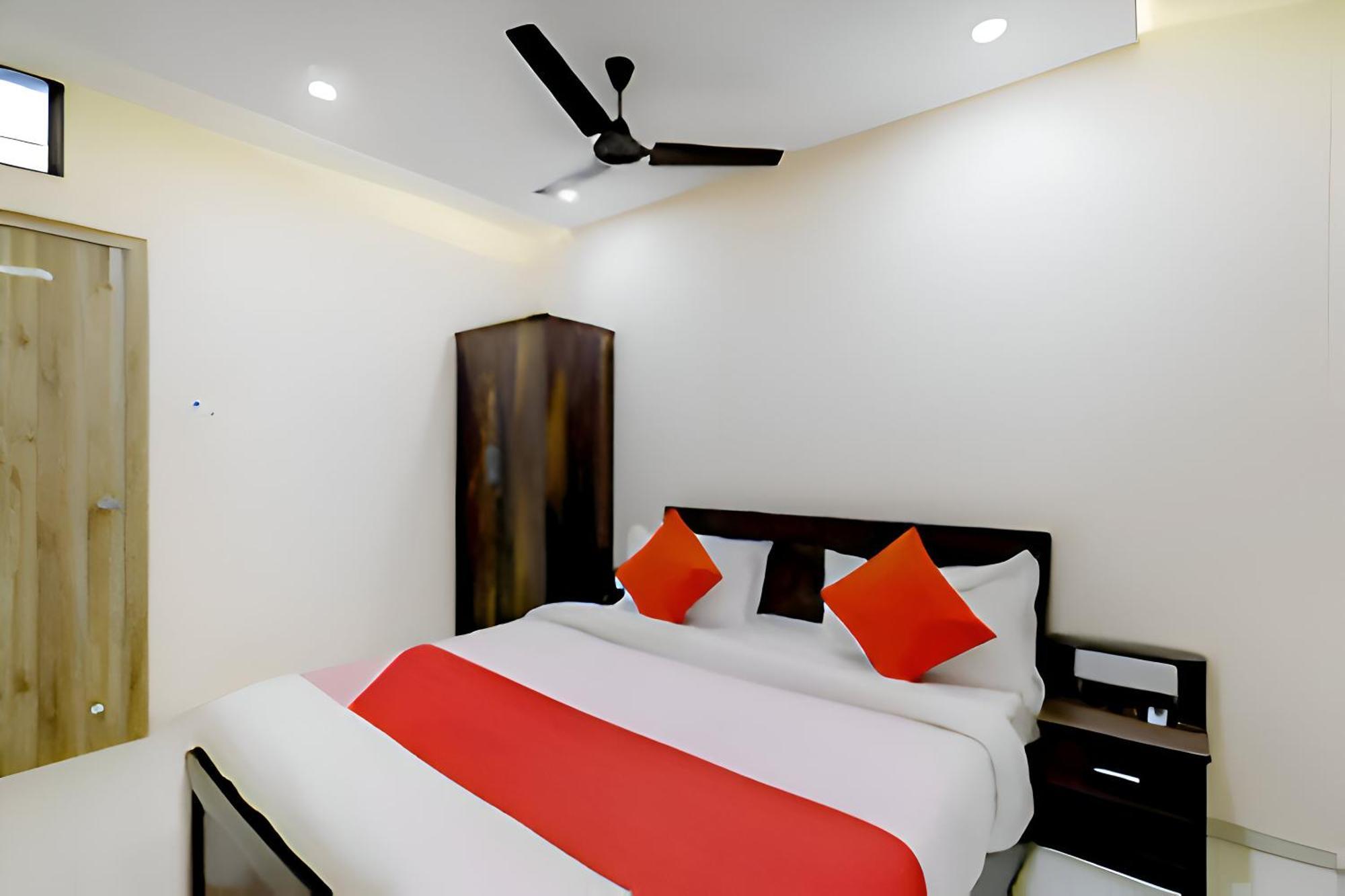 Hotel Blue Leaf Rajkot Esterno foto