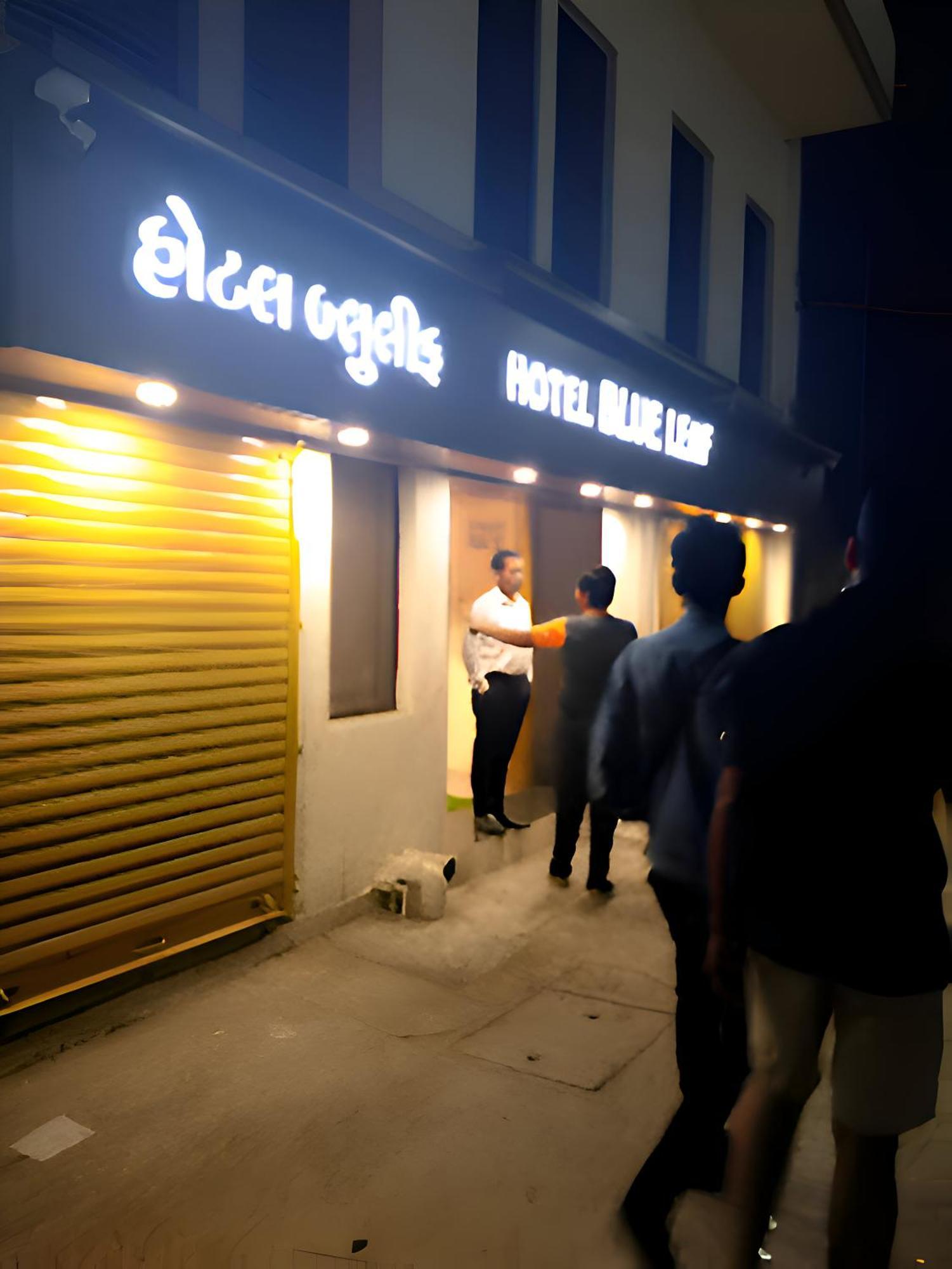 Hotel Blue Leaf Rajkot Esterno foto