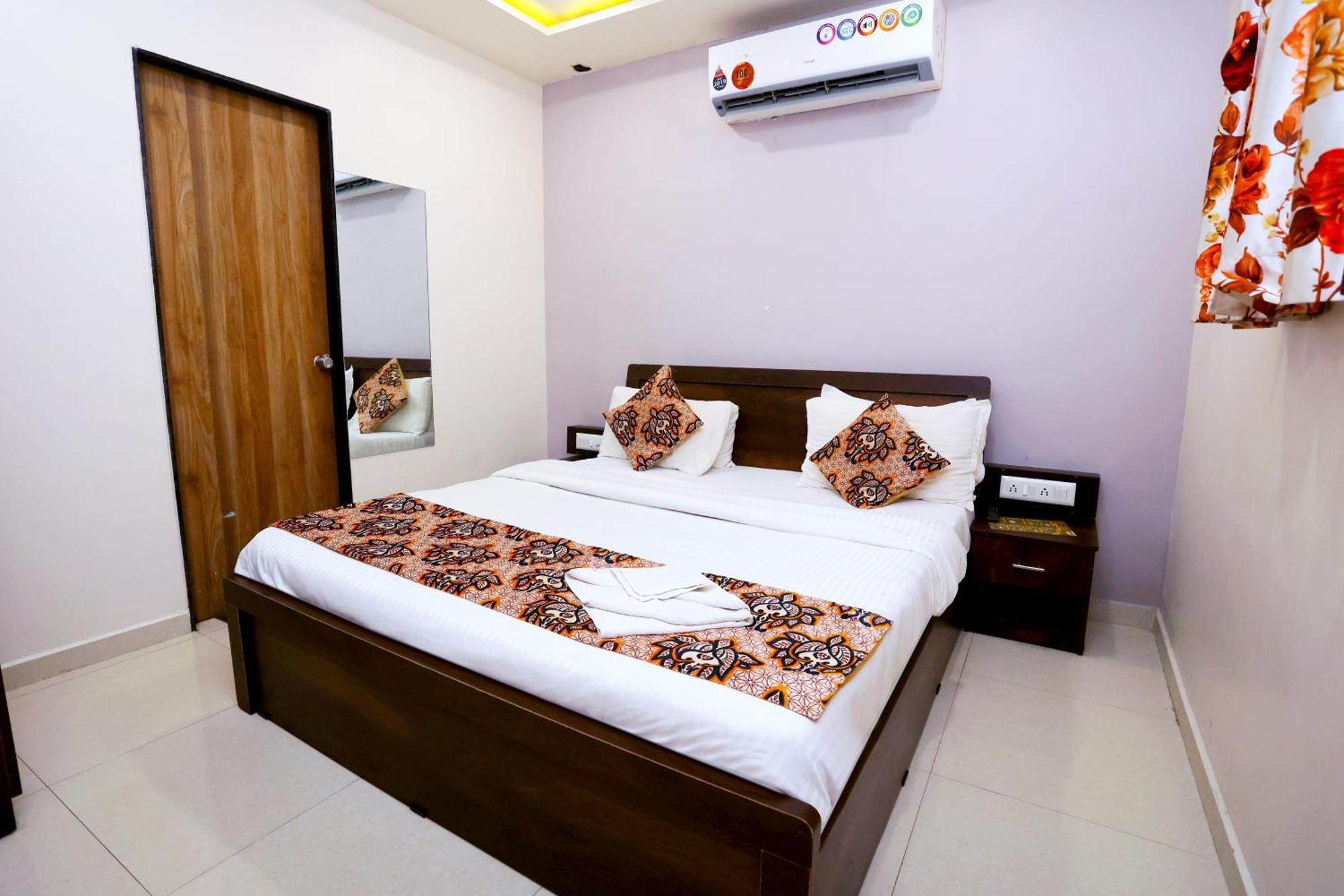 Hotel Blue Leaf Rajkot Esterno foto